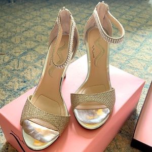 Gorgeous never worn Nina pumps